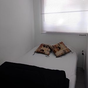 Habitación Pequeña con 2 Camas Individuales